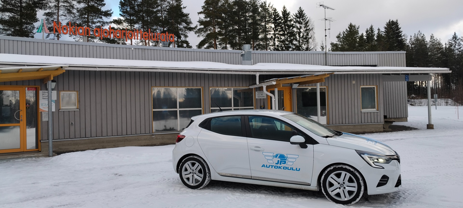 Autokoulu JP tarjoaa mahdollisuuden käydä Nokian ajoharjoitteluradalla suorittamassa liukasajon